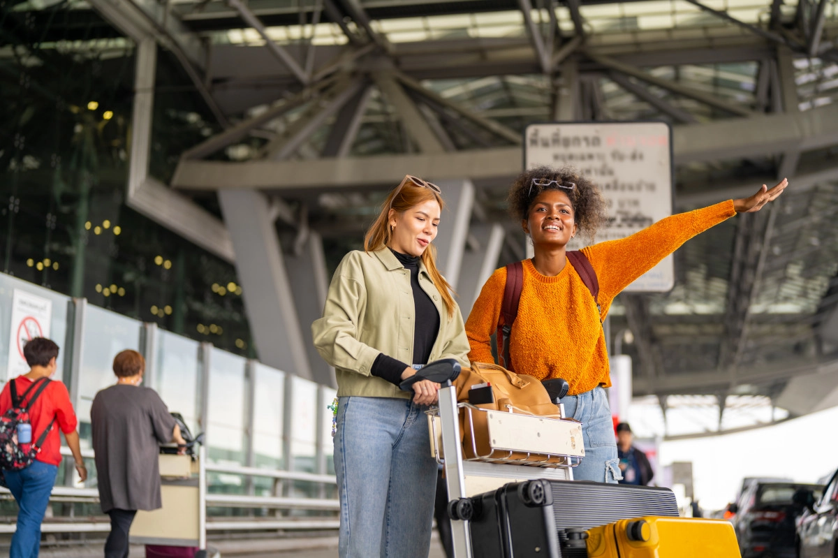 turistas buscan taxi en aeropuerto